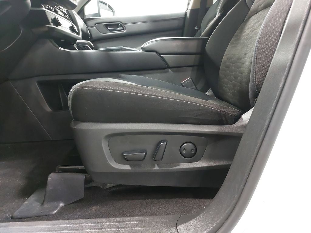 2023 Nissan Pathfinder SV