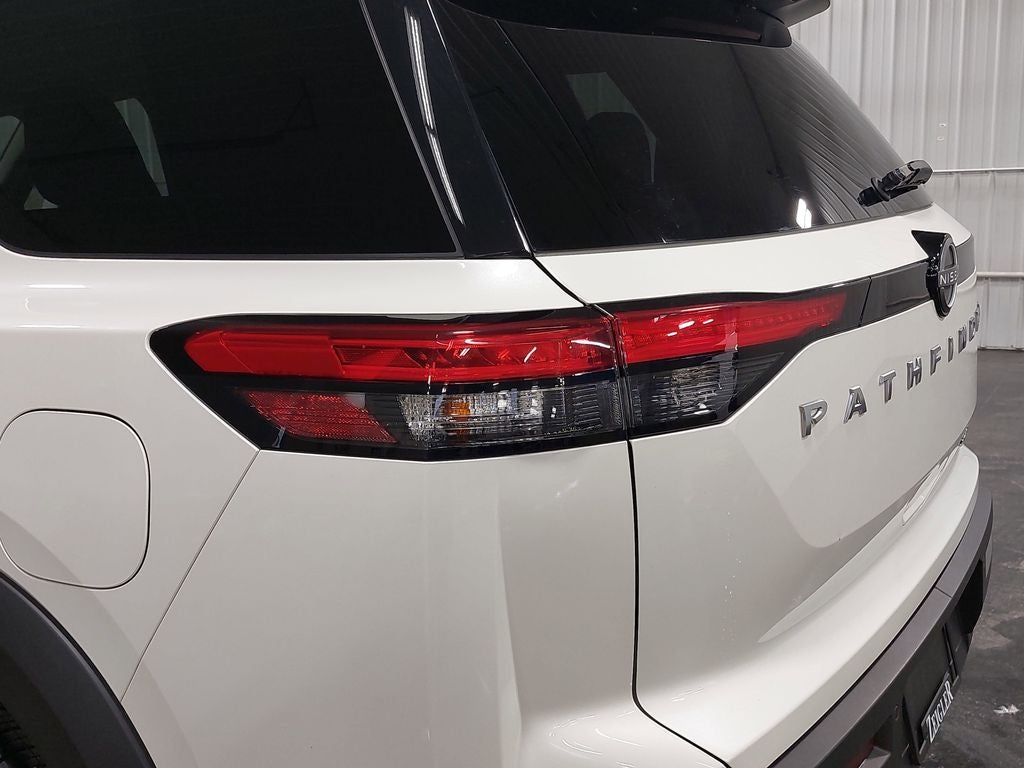 2023 Nissan Pathfinder SV