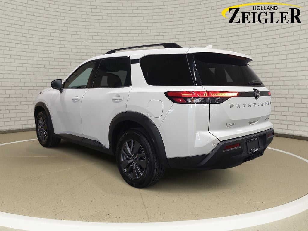 2024 Nissan Pathfinder SV