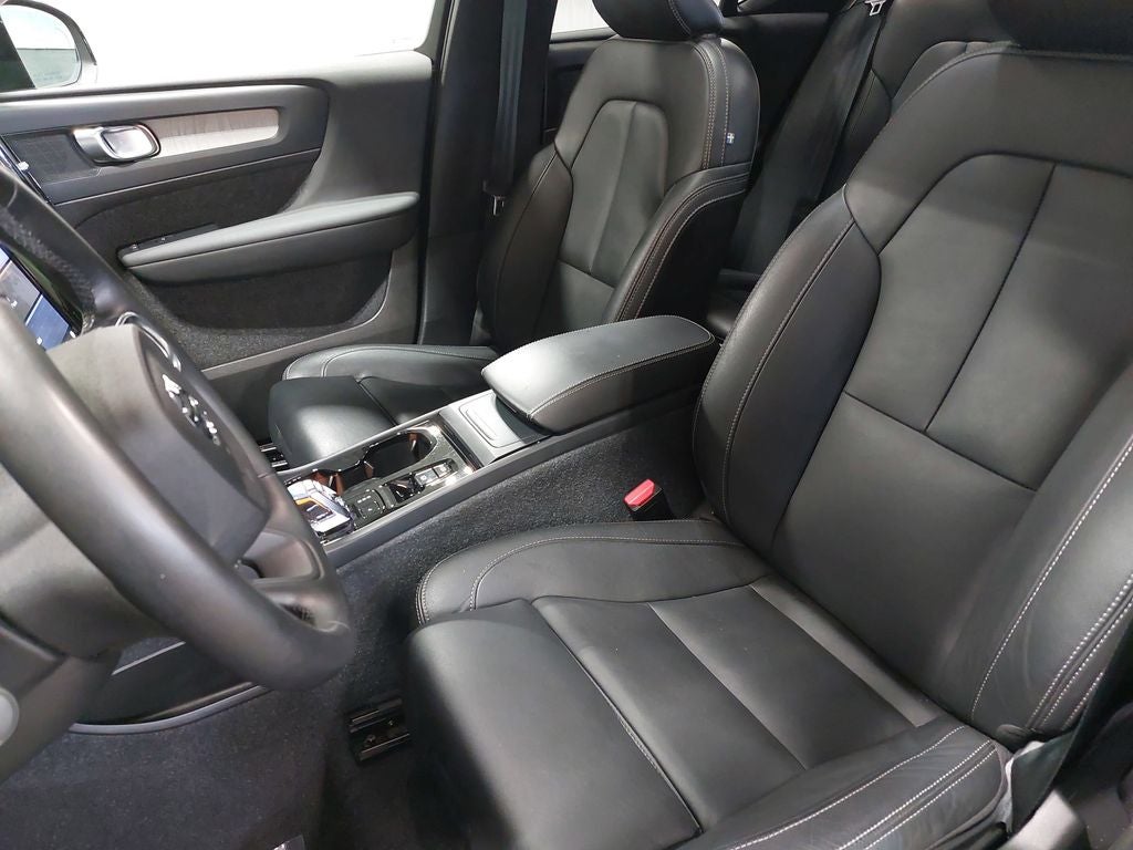 2024 Volvo XC40 B5 Plus Dark Theme