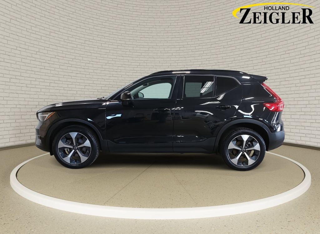 2024 Volvo XC40 B5 Plus Dark Theme