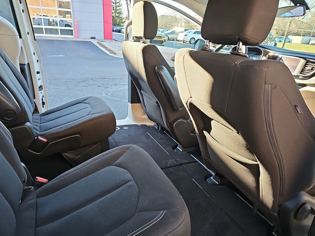 2022 Chrysler Voyager LX