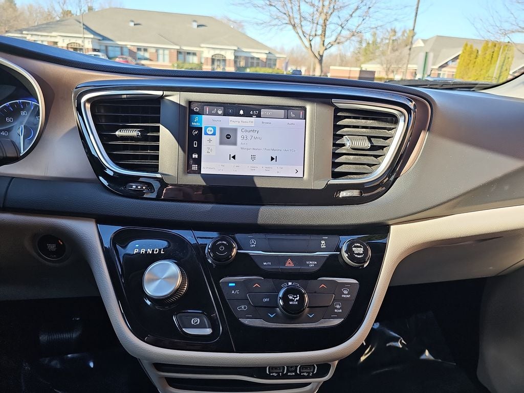 2022 Chrysler Voyager LX