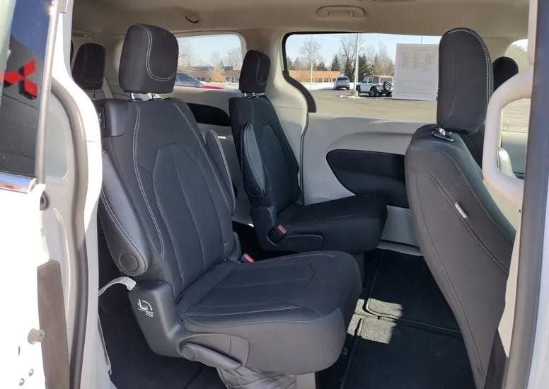 2024 Chrysler Voyager LX