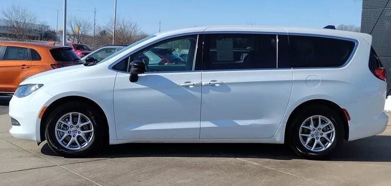 2024 Chrysler Voyager LX