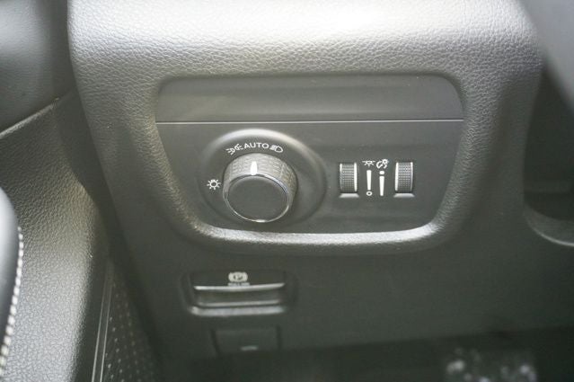 2023 Jeep Grand Cherokee Altitude X Power Sunroof & Radio: Uconnect 5 w/8.4" Display &