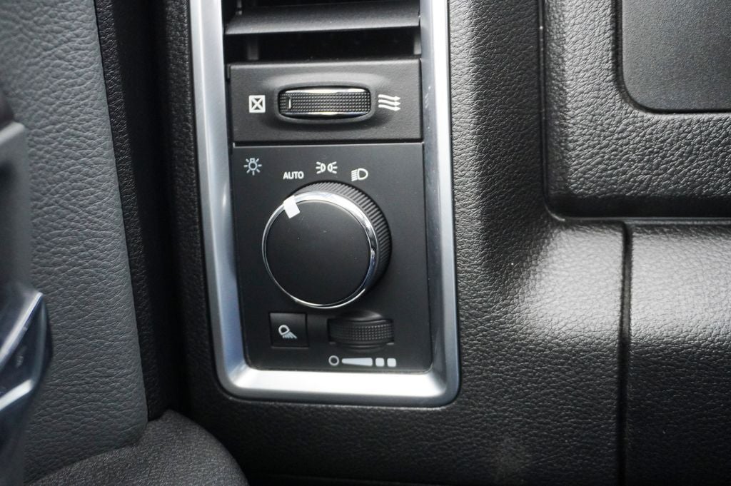 2023 RAM 1500 Classic SLT Apple CarPlay & ParkView Rear Back-Up Camera