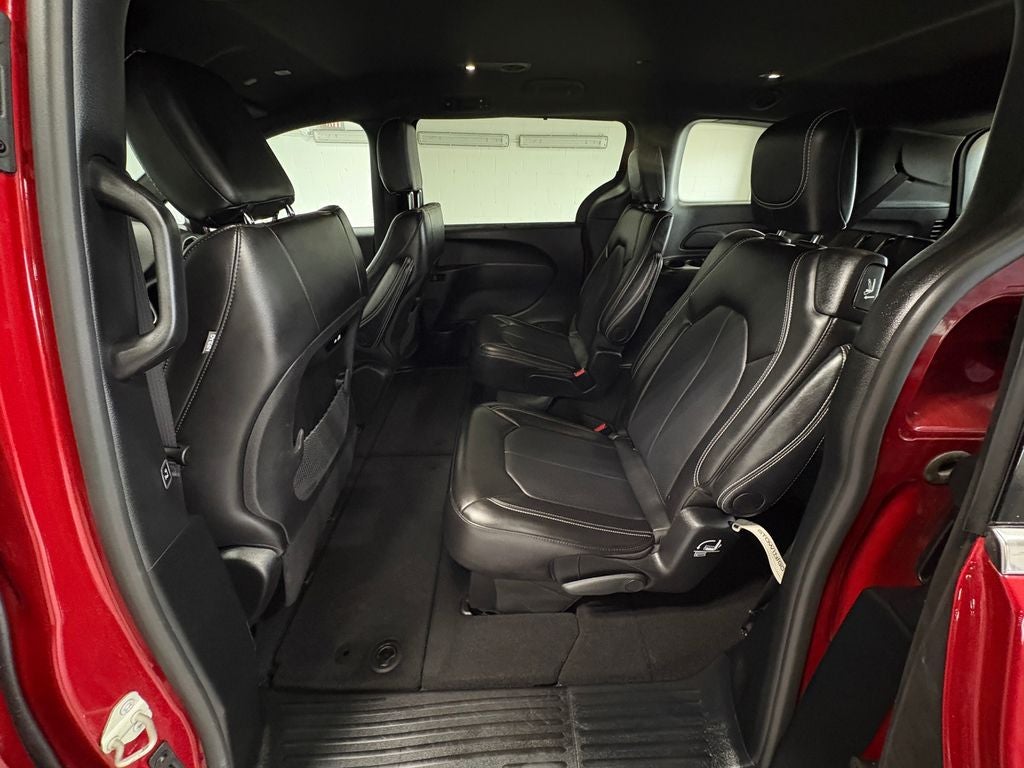 2025 Chrysler Pacifica Select Radio: Uconnect 5 with 10.1" Display