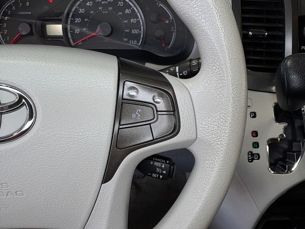 2011 Toyota Sienna LE 8 Passenger