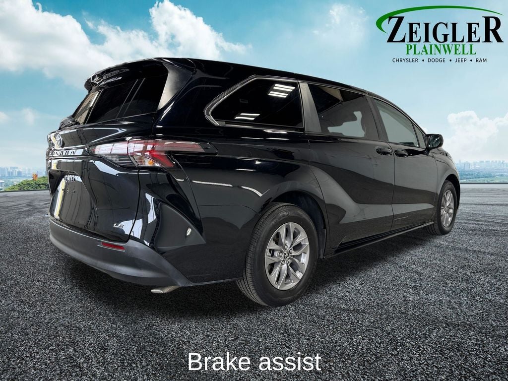 2025 Toyota Sienna LE 8 Passenger