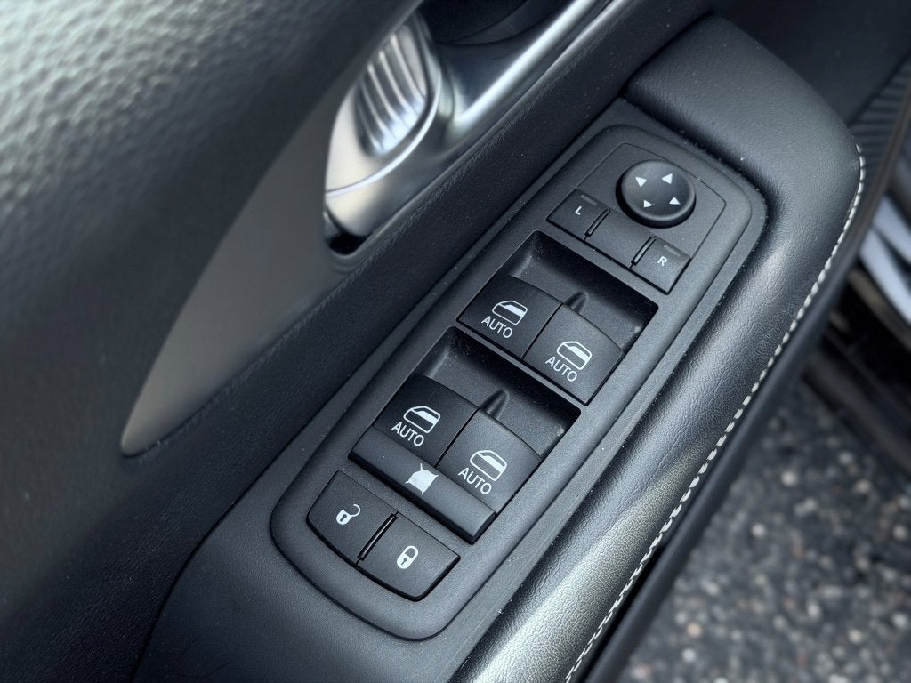 2025 Chrysler Pacifica Select * Certified Pre-Owned *