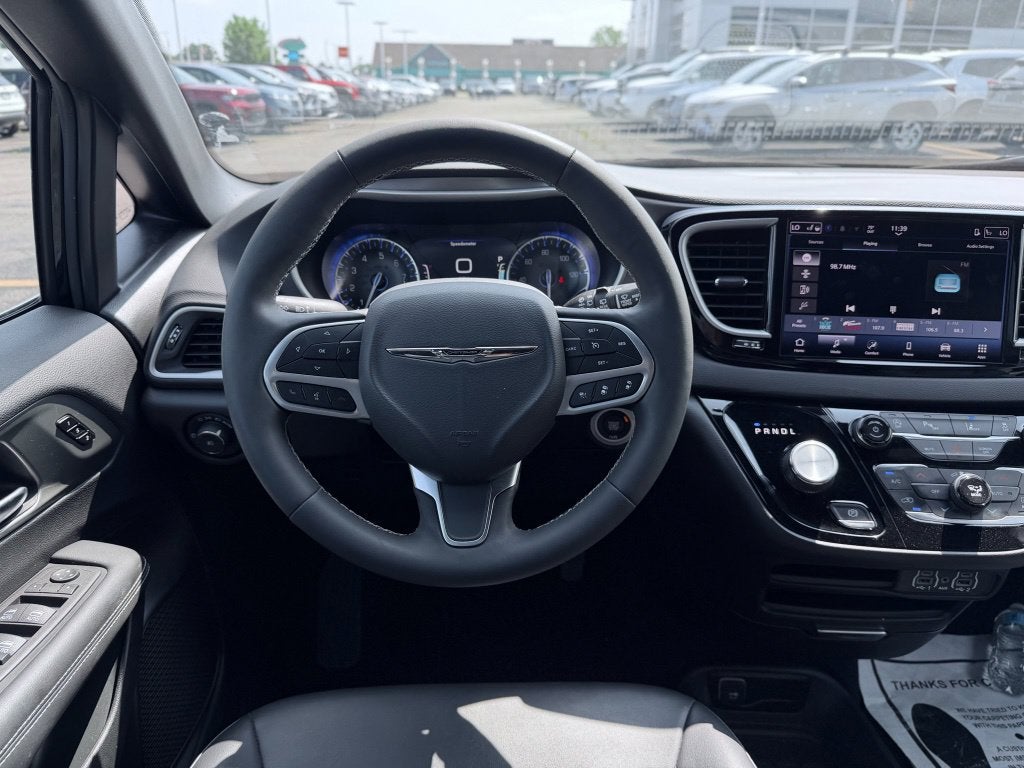 2025 Chrysler Pacifica Select * Certified Pre-Owned *