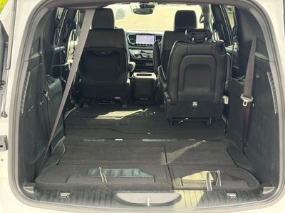 2025 Chrysler Pacifica Select * Certified Pre-Owned *