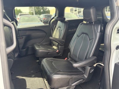 2025 Chrysler Pacifica Select * Certified Pre-Owned *
