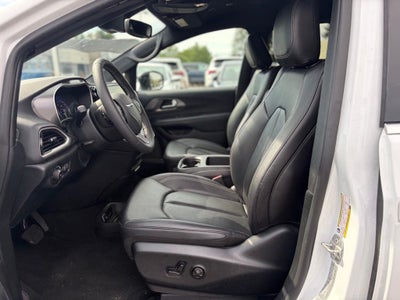 2025 Chrysler Pacifica Select * Certified Pre-Owned *