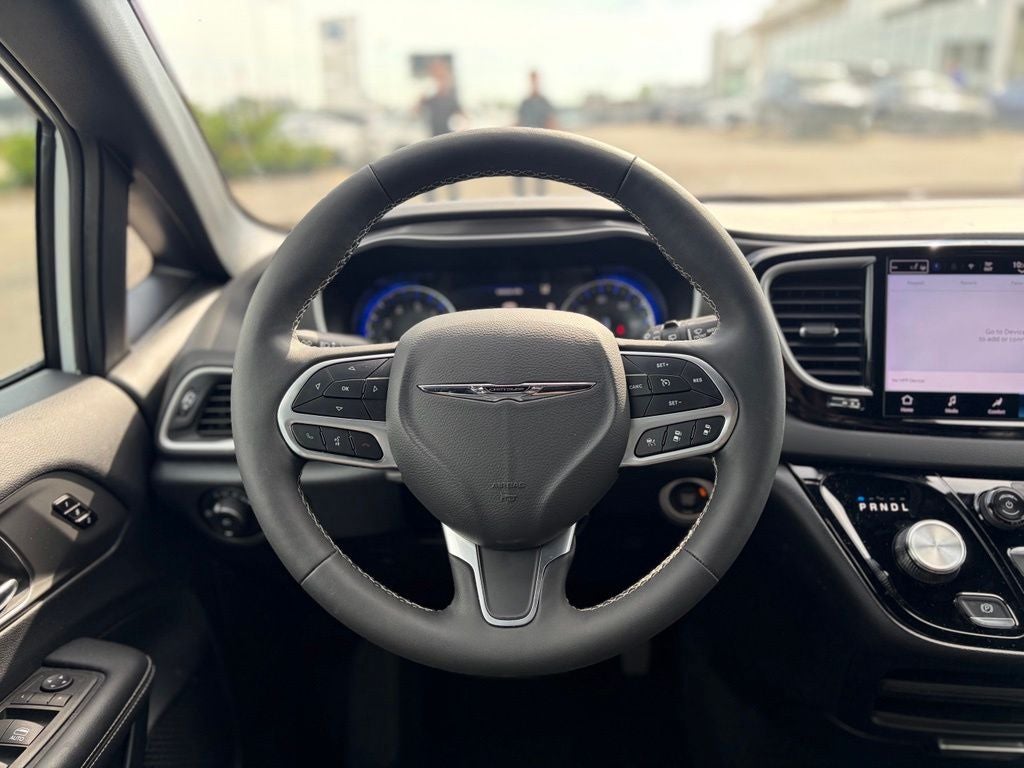 2025 Chrysler Pacifica Select * Certified Pre-Owned *