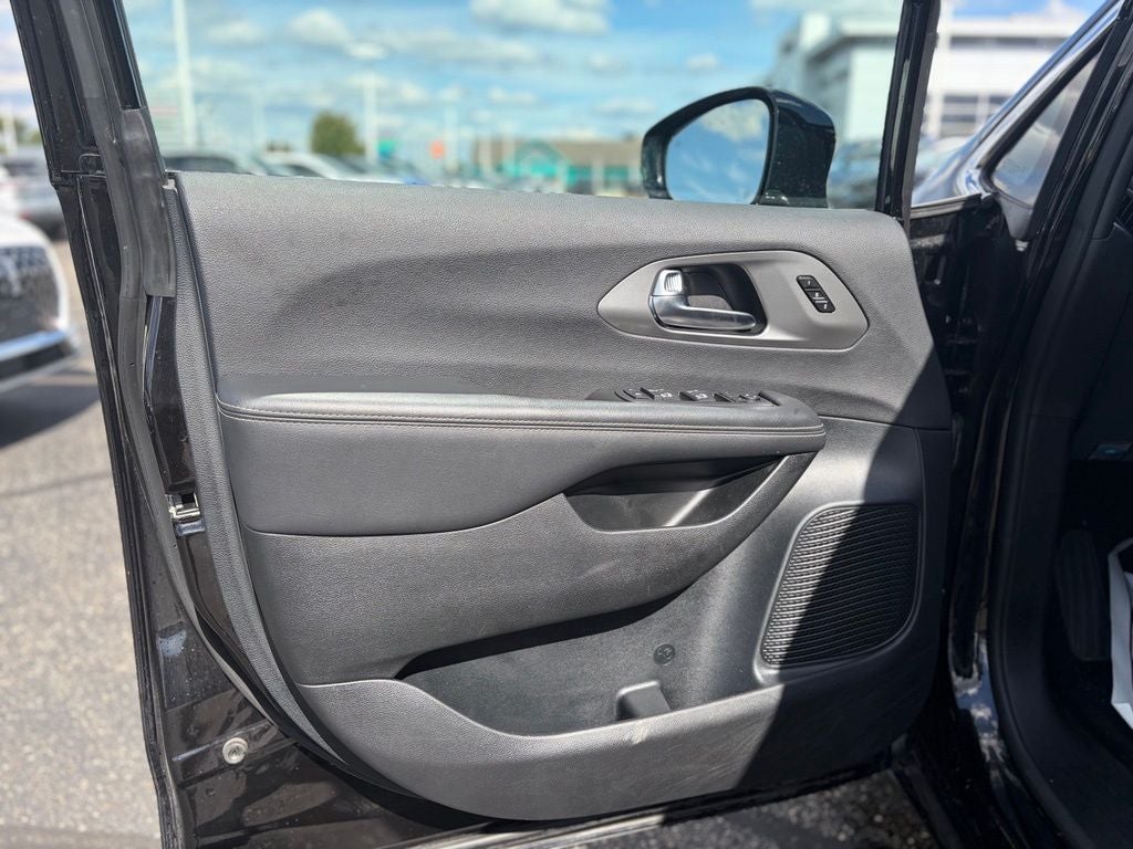2025 Chrysler Pacifica Select * Certified Pre-Owned *