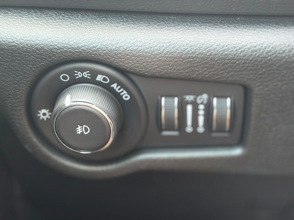 2025 Chrysler Pacifica Select * Certified Pre-Owned *