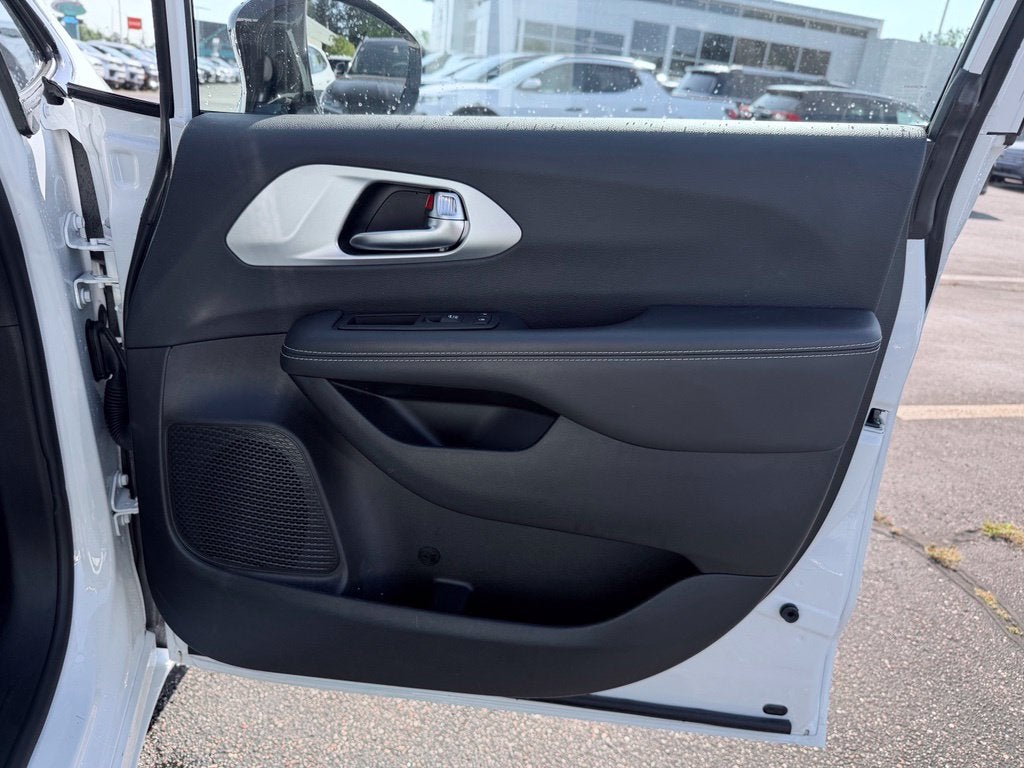 2025 Chrysler Pacifica Limited * Certified Pre-Owned *