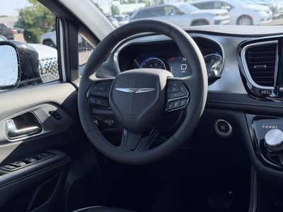 2025 Chrysler Pacifica Limited * Certified Pre-Owned *