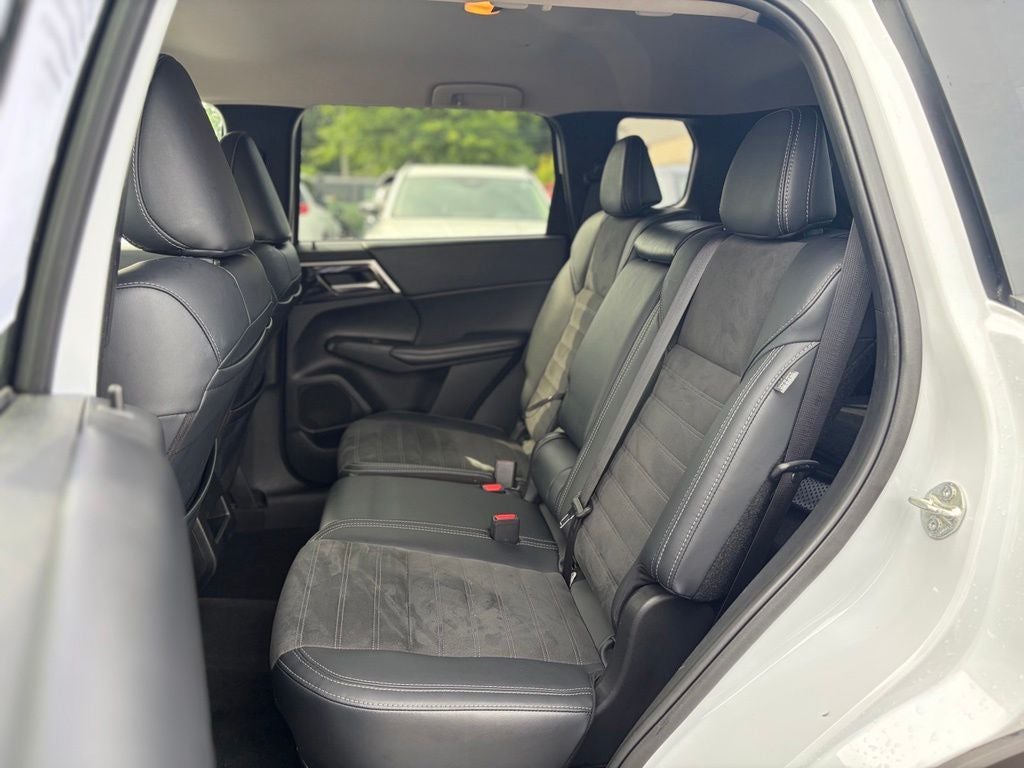 2024 Mitsubishi Outlander Base