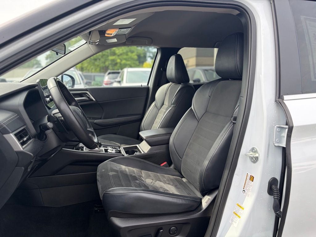 2024 Mitsubishi Outlander Base