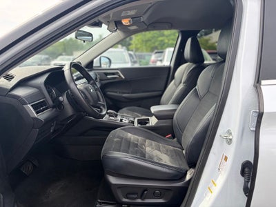 2024 Mitsubishi Outlander Base