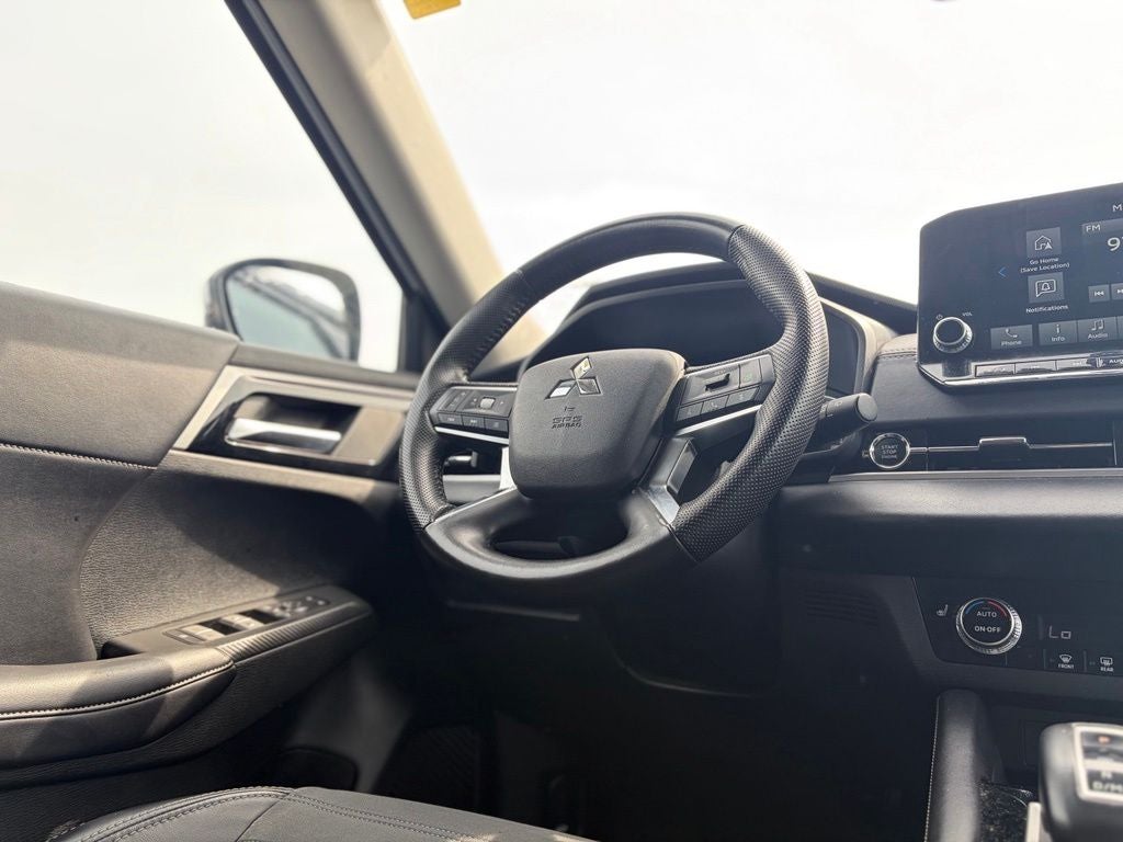 2024 Mitsubishi Outlander Base