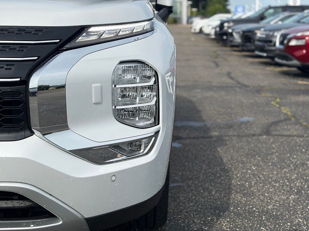 2024 Mitsubishi Outlander Base