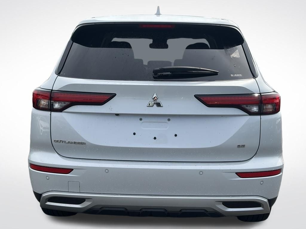 2024 Mitsubishi Outlander Base