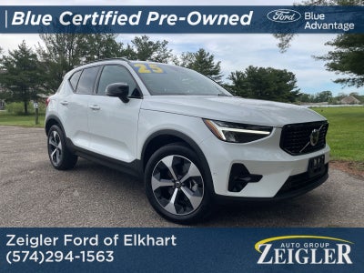 2025 Volvo XC40 B5 Plus Dark Theme
