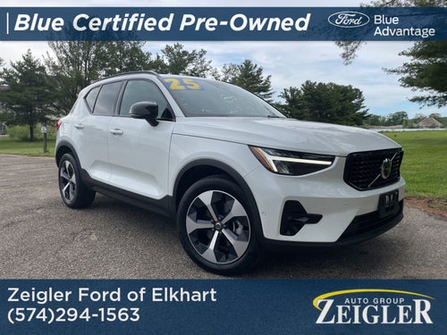 2025 Volvo XC40 B5 Plus Dark Theme