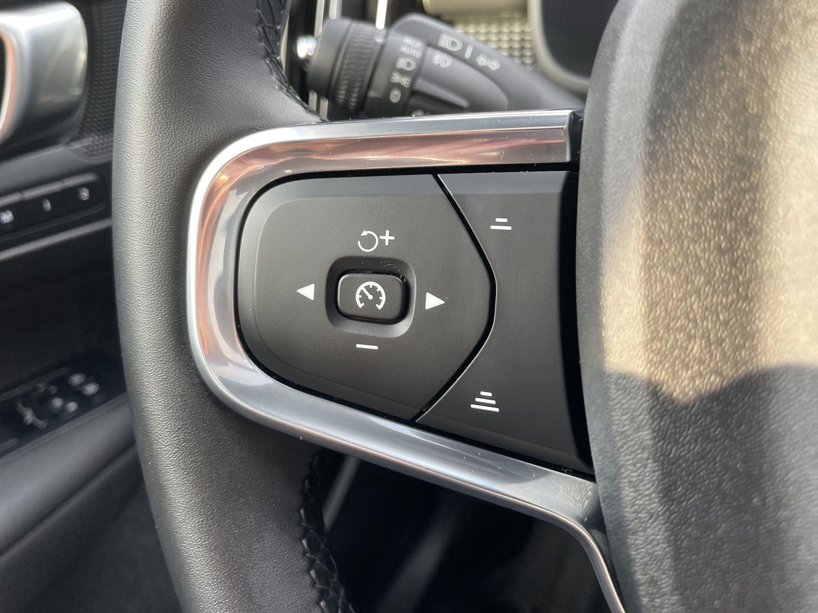 2025 Volvo XC40 B5 Plus Dark Theme