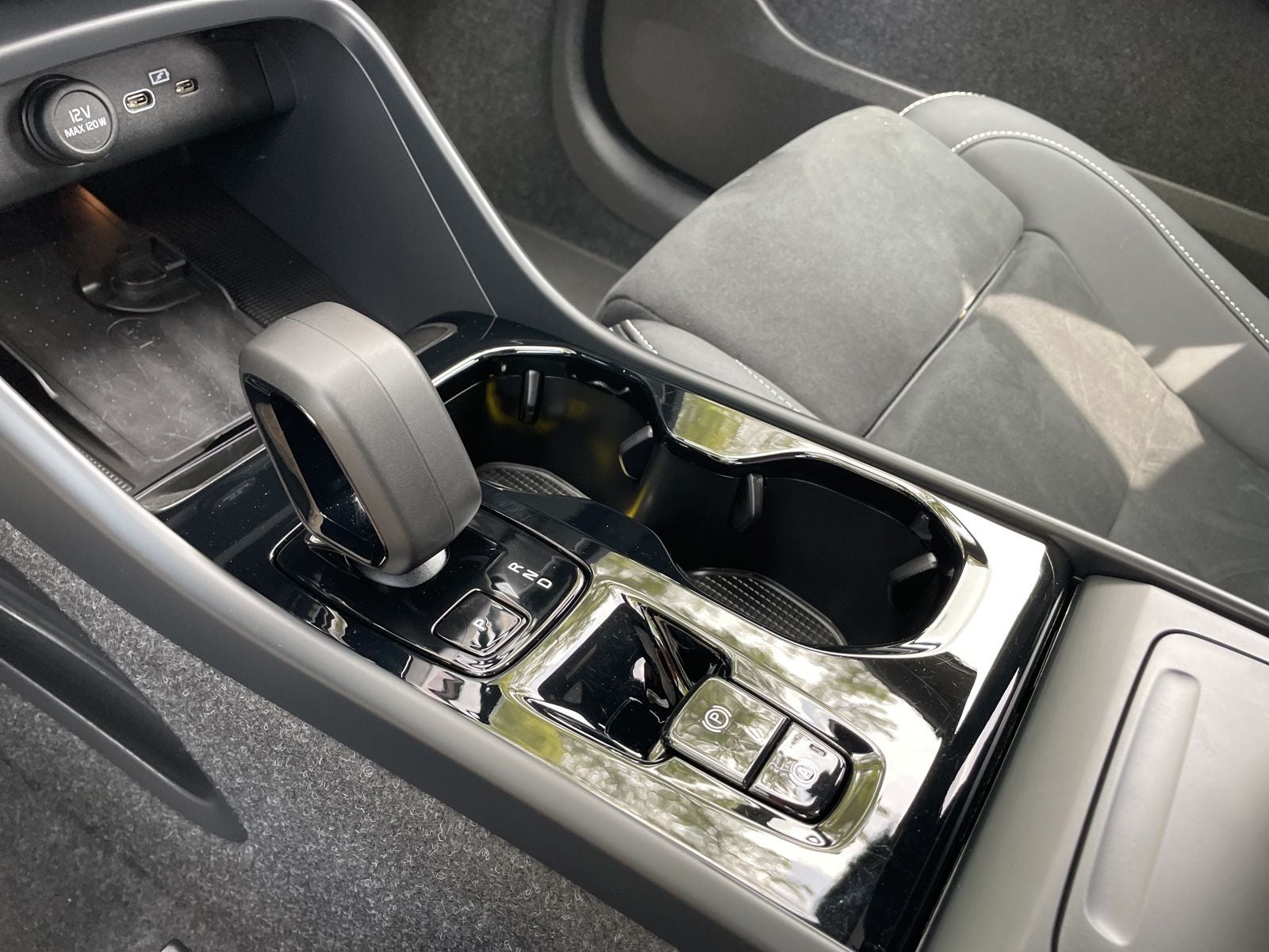 2025 Volvo XC40 B5 Plus Dark Theme