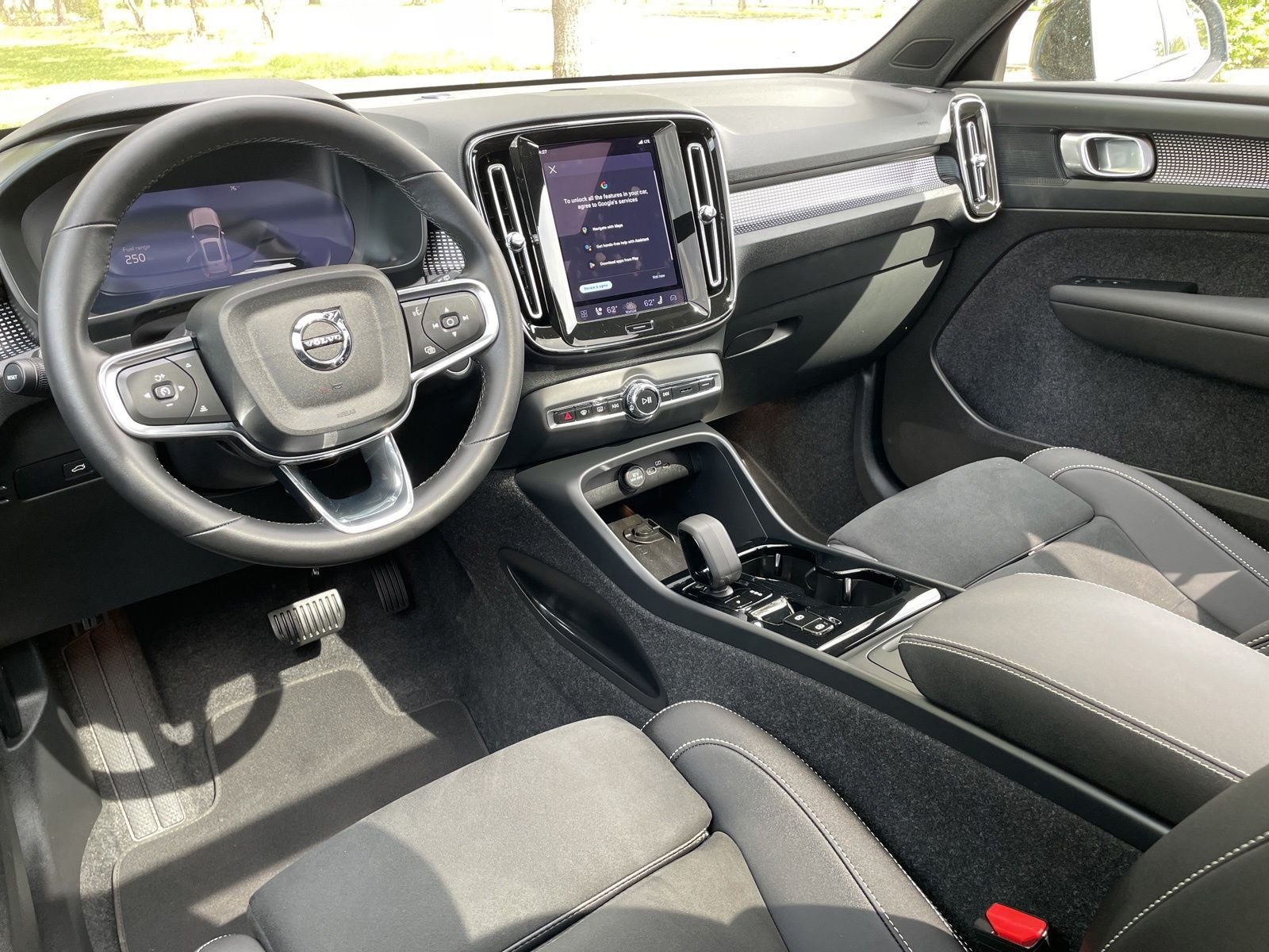 2025 Volvo XC40 B5 Plus Dark Theme