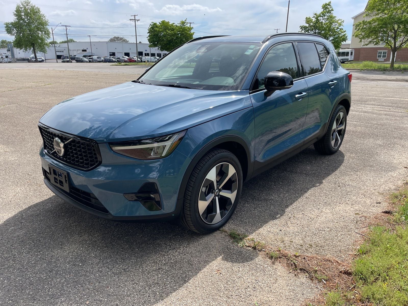 2025 Volvo XC40 B5 Plus Dark Theme