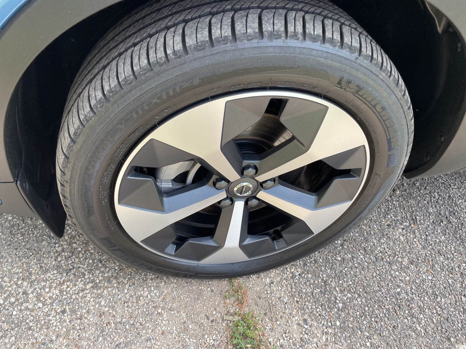 2025 Volvo XC40 B5 Plus Dark Theme
